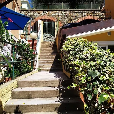 Ampia Casa Con Piacevole Giardino In Centro A