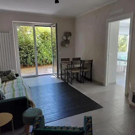 Ampia Casa Con Piacevole Giardino In Centro A *