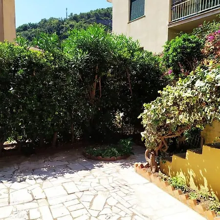 Ampia Casa Con Piacevole Giardino In Centro A *
