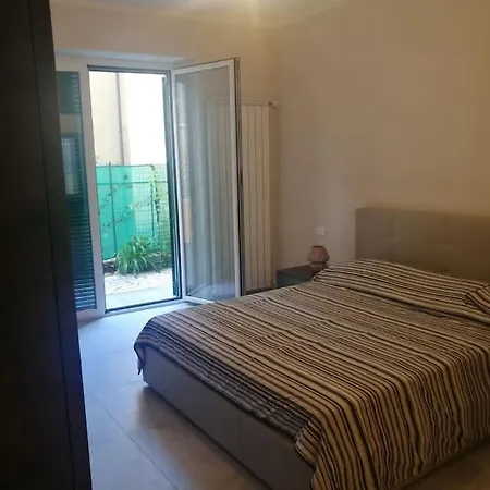 Lägenhet Ampia Casa Con Piacevole Giardino In Centro A Noli