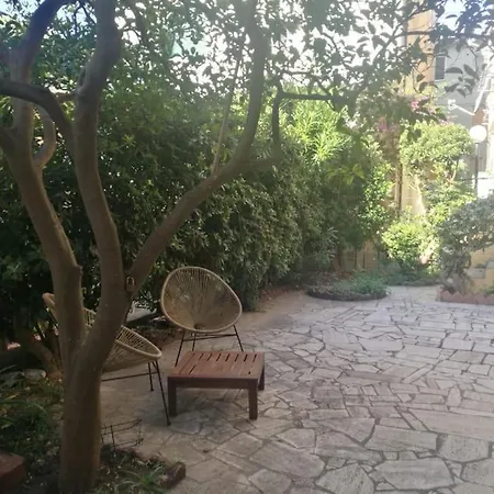 Ampia Casa Con Piacevole Giardino In Centro A *